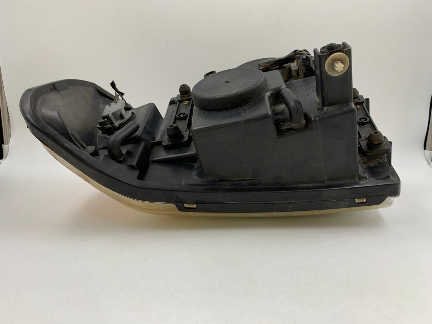 2004-2005 GMC Envoy XUV Passenger Side Head Light Headlight OEM B02B41044