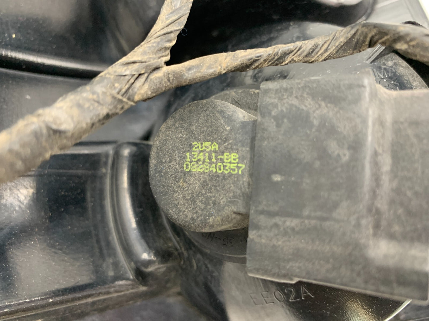 2002-2005 Ford Explorer Passenger Side Tail Light Taillight OEM E02B60001