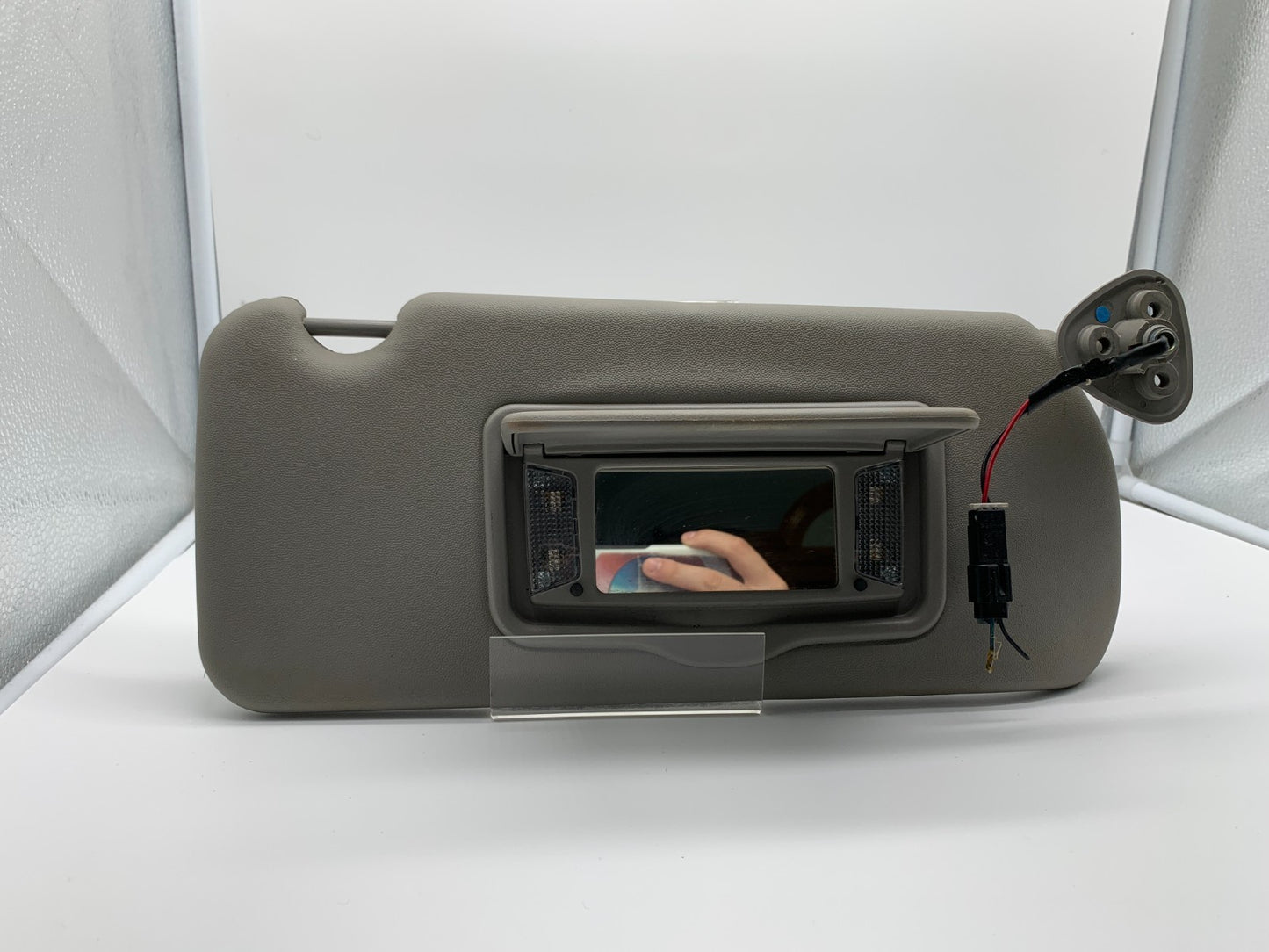 2004-2009 Cadillac SRX Passenger Sun Visor Gray Illuminated OEM B01B56039